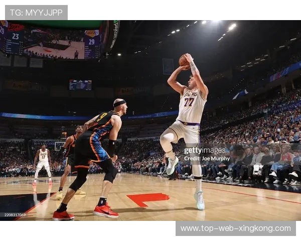 东契奇急停后仰命中，全场对其运球赞不绝口